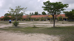 高１生の校舎（左）と高２生の校舎