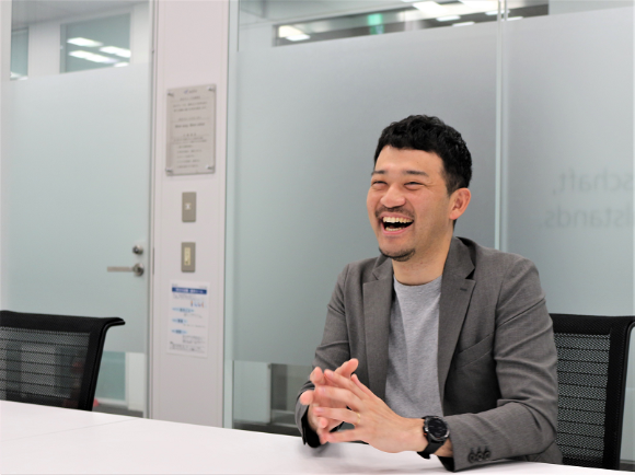 大学時代を振り返り、就職の決め手について笑顔で語る牛木さん