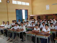 河合塾の机で勉強する生徒達