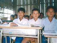 河合塾の机で勉強する小学生