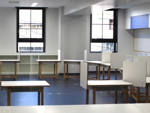 新・名古屋校のサイエンスルーム。個人作業も協同作業もしやすい机を設置。配置も柔軟に対応。