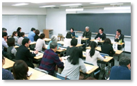 ［過去の座談会の様子］