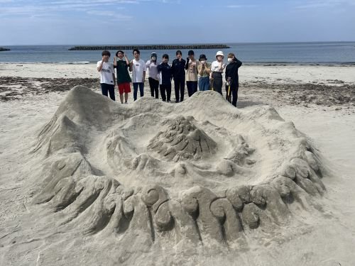 広大な海岸を生かし、自由な感性とチームワークでアートを描きます