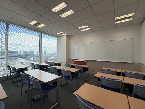 教室からは東京湾が一望。気持ちの良い環境で学習できます