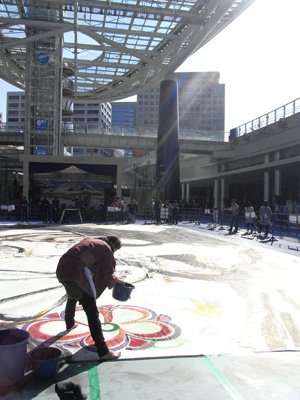 名古屋最大の繁華街である栄で、大勢の観客の前で描いている写真